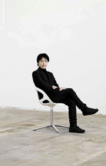 Hiromichi Konno in HK10_RIN in white PP_Fritz Hansen