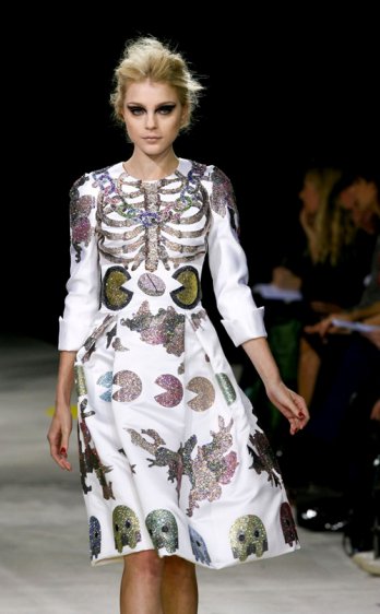 Giles Deacon_S-S 2009 Collection_Yannis Vlamos