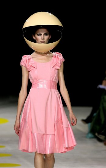 Giles Deacon_S-S 2009 Collection_Yannis Vlamos