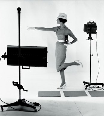Simone d’Aillencourt_Sheath dress by Horn, Berlin 1957 In Film und Frau, issue Frühling-Sommer_F.C. Gundlach