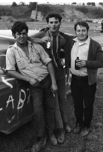 Luc Simard, Édouard Guay et Joseph Lajoie devant un stock car, Saint-Urbain, Charlevoix, sept-oct. 1970_Gabor Szilasi, 2009