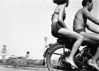 Motocyclistes au lac Balaton, 1954_Gabor Szilasi, 2009