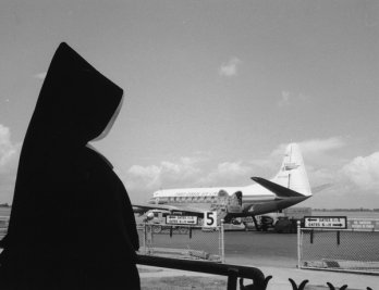 Religieuse à l'aéroport de Dorval, Montréal, août 1959_Musée canadien de la photographie contemporaine, Ottawa_Gabor Szilasi, 2009