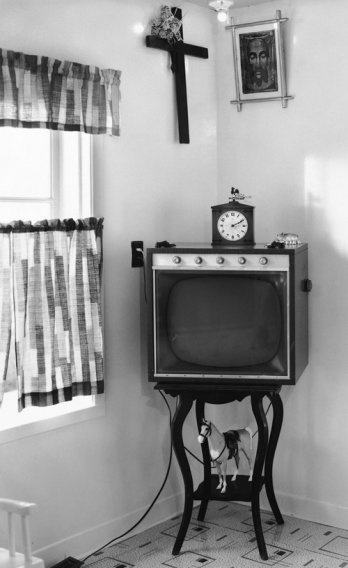 TV avec crucifix chez Léon Lajoie, Île aux Coudres, Charlevoix, sept. 1970_Musée canadien de la photographie contemporaine, Ottawa_Gabor Szilasi, 2009