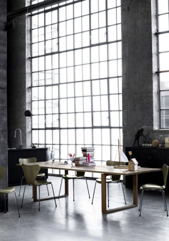 CECILIE MANZ/Essay in oak combined with 7'er chairs in olive gre_Fritz Hansen