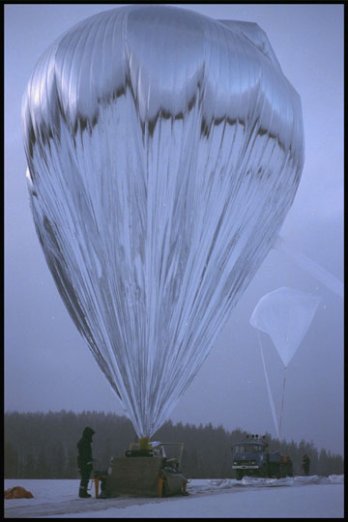 Centre National d'tudes Spatiales, CNES, gonflage d'une mongolfire infrarouge_CNES/Pascal Le Doar, 1999_Kiruna_Sude