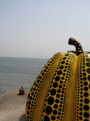 Yayoi Kusama, Pumpkin 1994-2005_Naoshima_Japan