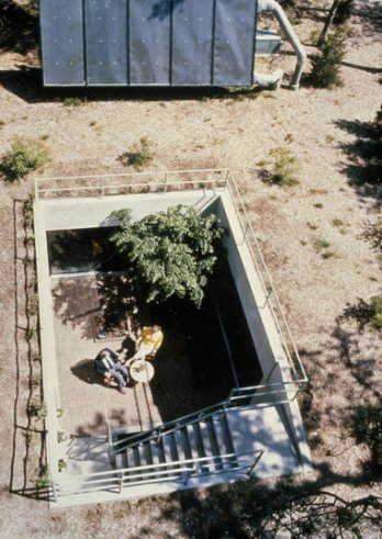 Architecte John E. Barnard Jr. Ecology House, Osterville, Massachusetts, 1973. Vue de la cour avec panneau solaire.