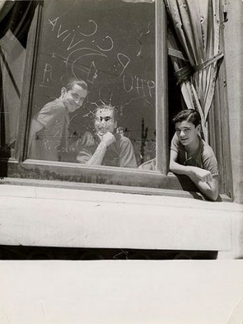 Gerda Taro_Three men in the window, 1936