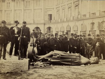 Bruno Braquehais, Commune de Paris, la colonne Vendôme à terre, 16 mai 1871_© BnF