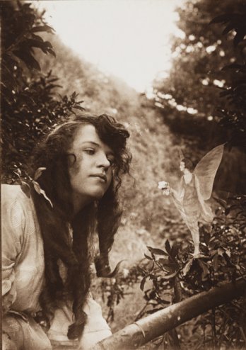 Elsie Wright et Frances Griffiths, Fairy Offering Flowers to Iris, 1920_ National Media Museum, Bradford