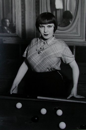 Brassa_Girl playing snooker
