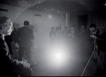 WARHOL TV/Andy Warhol face à Duchamp pour une prise de vue, 1966 - Photographe_Nat Finkelstein.
