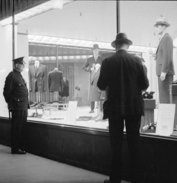 Robert Simpson_Limited_Store_Window_Montreal_1936.
