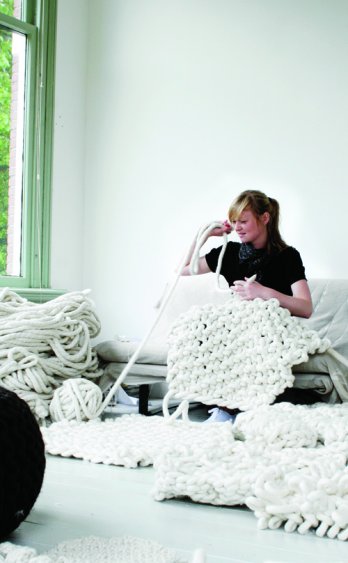 Christien Meindertsma knits her commissioned wool rug in her studio_Roel Van Tour