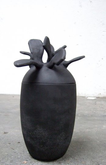 Elisabeth Garouste, Bouquet noir, urne funraire, 2008-2009, verre souffl_Glassworks
