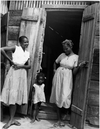 Haiti, devant la case, 1958_RMN