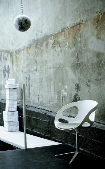 Hiromichi Konno_HK10 white w beige fabric_Fritz Hansen