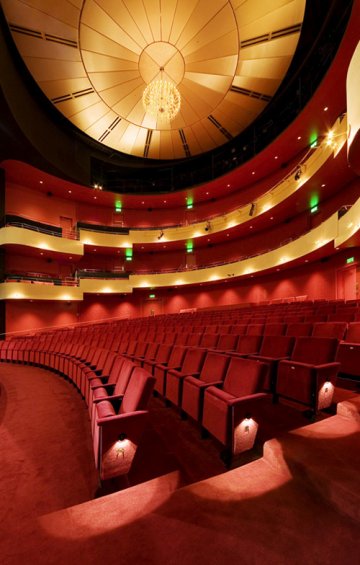 Dolbeau-Mistassini Theatre : Theatrical setup of contemporary architecture
