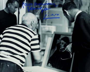 Jacqueline Picasso_Picasso regarde une oeuvre de Czanne, entre Douglas